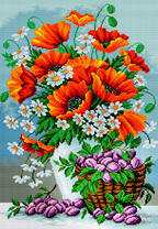 Миска слив и букет из маков с ромашками