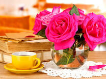 Розовые розы и чай в чашке