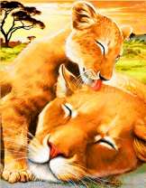 Львенок целует свою маму