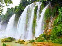 Полноводный весенний водопад