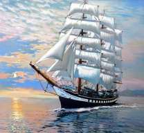 Красивый корабль с белыми парусами