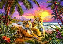 Тигры на песчаном берегу у моря