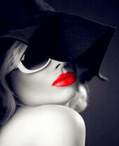 Блондинка в черной шляпе и очках