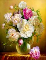 Белые и розовые пионы в прозрачном кувшине