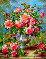 Букет роз в металлической вазе