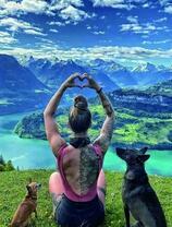 Девушка медитирует на горе над рекой