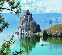 Рыбаки на озере у скалы