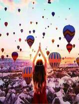 Девушка на фоне воздушных шаров и солнца