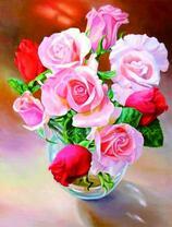 Прозрачна вазочка с нежным букетом роз