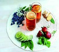 Ягоды и чай с лимоном и имбирем