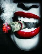 Девушка с заженной сигаретой из денег