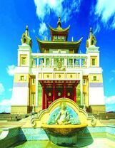 Восточный храм под лучами солнца