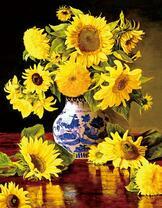 Ваза с букетом подсолнухов и хризантем