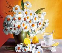 Чай с лимоном на столе с букетом ромашек