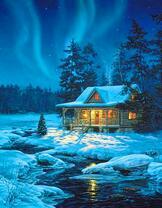 Теплый свет у заснеженного домика в лесу