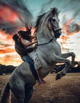 Романтический поцелуй на лошаде