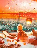 Девушка на крыше вечернего Парижа