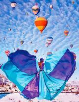 Парад шаров и девушка в пышном платье у города