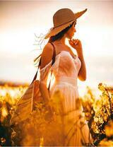 Девушка в летнем платье на фоне солнышка