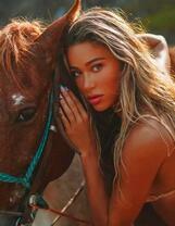 Девушка в купальнике с лошадкой