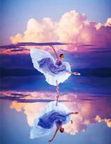 Балерина танцует на зеркальном озере