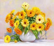 Небольшой букетик гербер в белом кувшине