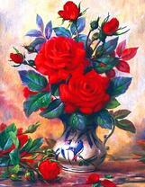 Алые розы в небольшой вазе