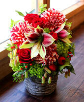 Оригинальный букетик из роз и астр