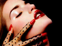 Девушка в гипюровых перчатках