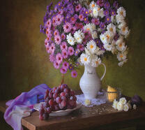 Пышный букет хризантем и виноград