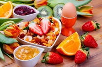 Мюсли с фруктами и тюльпанами