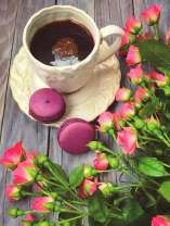 Чашечка кофе, цветы и макаруны