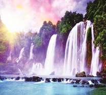 Вид на водопады в солнечных лучах