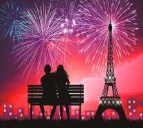 Влюбленные и салют над Эйфелевой башней
