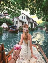 Невеста в белом платье на канале в Венеции