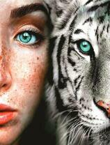 Девушка и белая тигрица