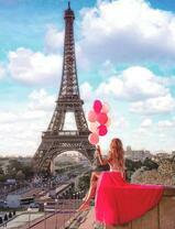 Девушка на крыше у Эйфлевой башни