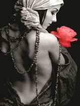 Девушка в открытом платье с красной розой