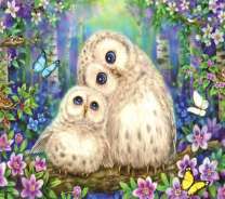 Белые сова и совёнок в летнем лесу