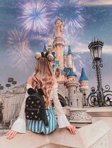 Девушка на фоне сказочного замка и салюта