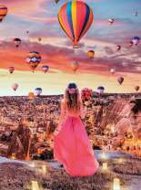 Девушка в красном платье и воздушые шары в горах