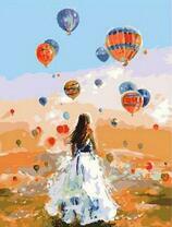 Девушка в белом платье на фоне парада шаров