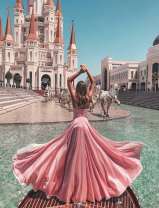 Девушка в лодке на фоне собора Венеции