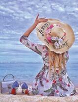 Девушка в летнем наряде на берегу моря