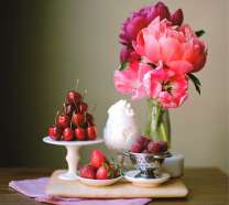 Завтрак из мороженого и ягод с тюльпанами в вазе