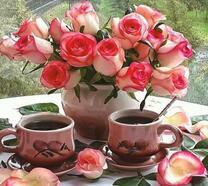 Пара чашек кофе и букет роз