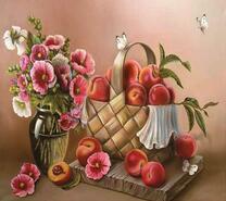 Корзина персиков и цветы