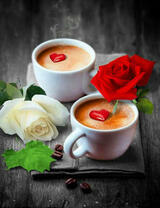 Две чашечки кофе с сердечками и розы