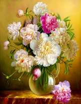 Весенние пионы в прозрачной вазе