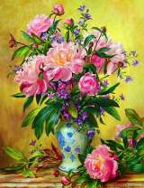 Красивая ваза с букетом пионов